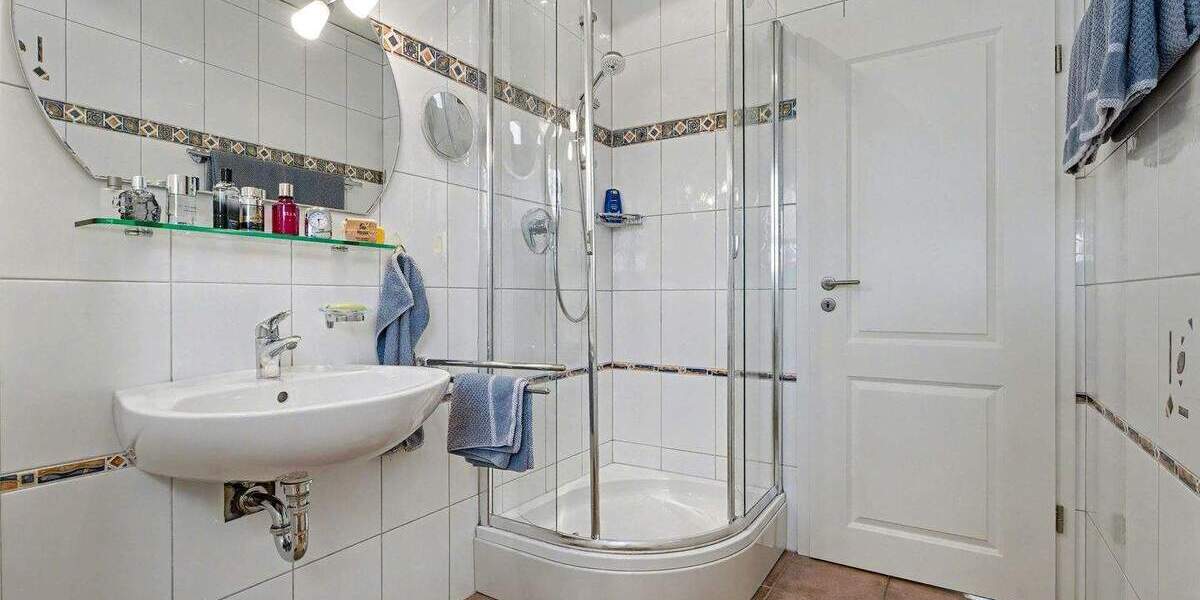 Zweifamilienhaus, EG: ca. 90 qm, OG, DG: ca. 130 qm, in top Zustand! 8 zimmer