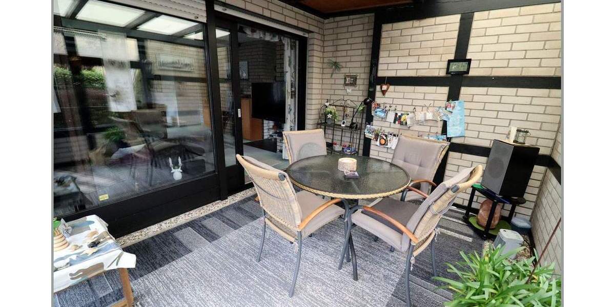 Sehr gepflegtes, unterkellertes Einfamilienhaus mit 3 Garagen 4 zimmer