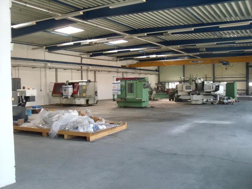 Gewerbehalle mit Deckenkran und Bürotrakt in Werther Westfalen