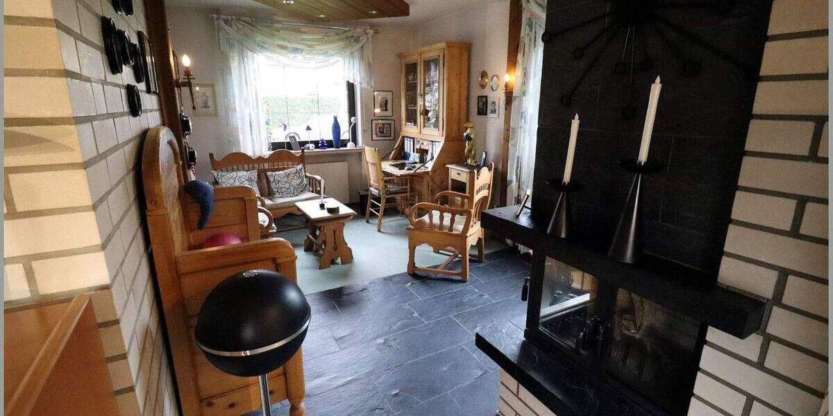 Sehr gepflegtes, unterkellertes Einfamilienhaus mit 3 Garagen 4 zimmer