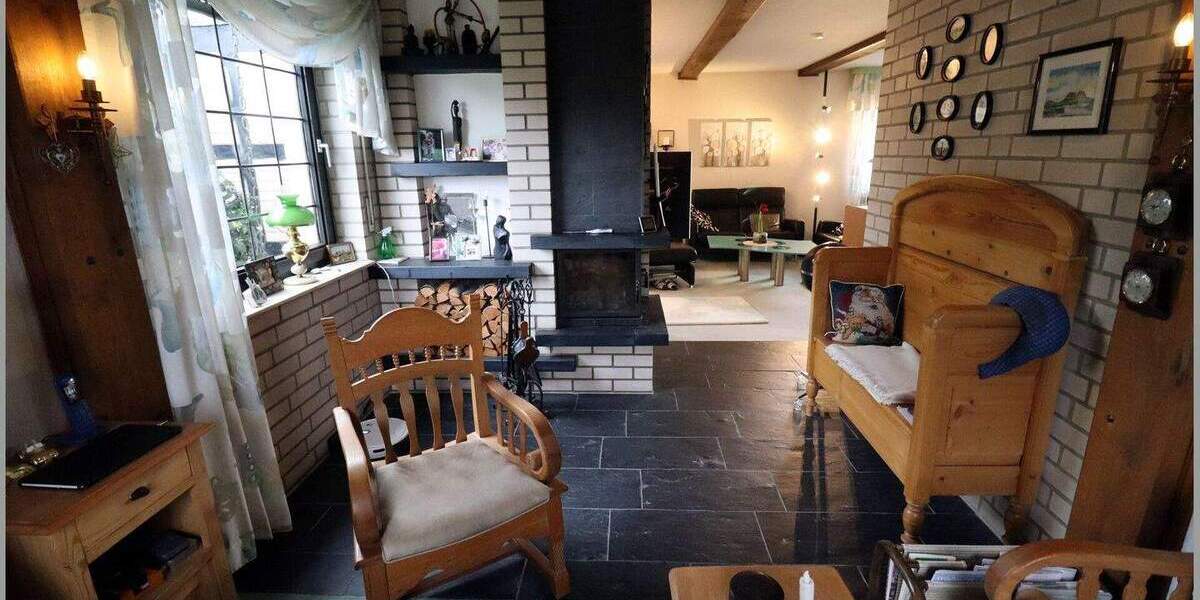 Sehr gepflegtes, unterkellertes Einfamilienhaus mit 3 Garagen 4 zimmer