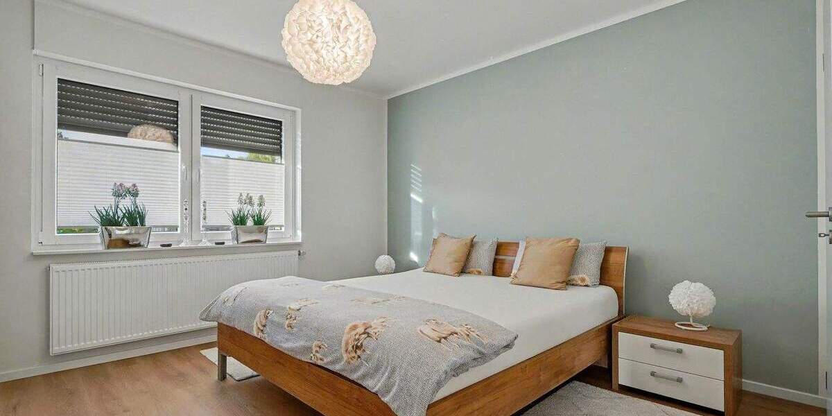 Zweifamilienhaus, EG: ca. 90 qm, OG, DG: ca. 130 qm, in top Zustand! 8 zimmer