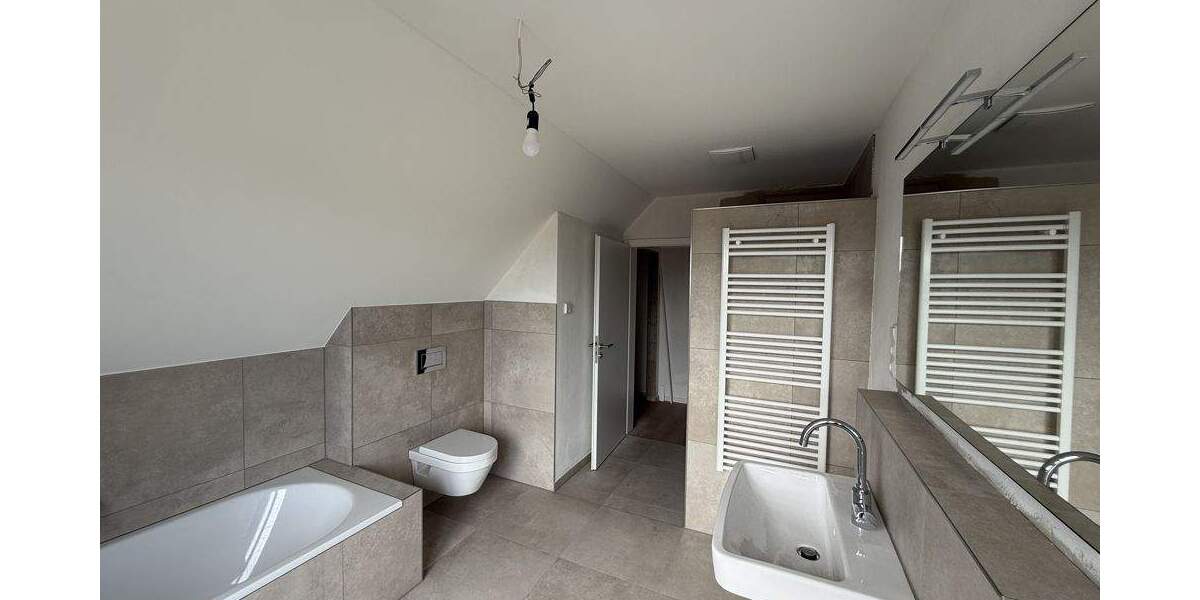 Erstbezug, helle 3 Zimmer-ETW mit Loggia, Fußbodenheizung, 95 qm Wfl. 122 qm Grundfläche 3 zimmer