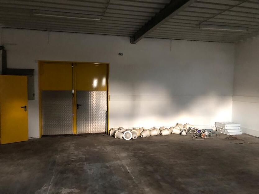 Gewerbehalle mit Werkstatt, kleinem Büro Teeküche Wc
