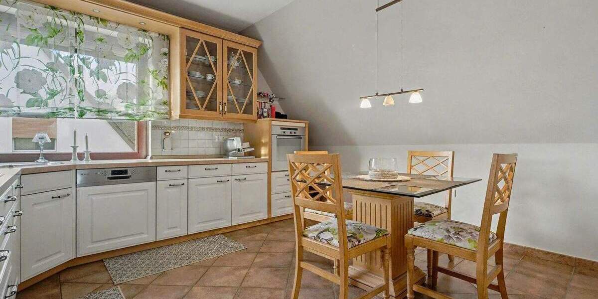 Zweifamilienhaus, EG: ca. 90 qm, OG, DG: ca. 130 qm, in top Zustand! 8 zimmer