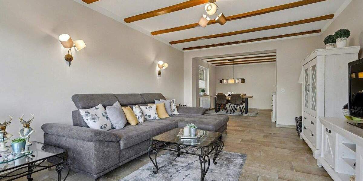 Zweifamilienhaus, EG: ca. 90 qm, OG, DG: ca. 130 qm, in top Zustand! 8 zimmer