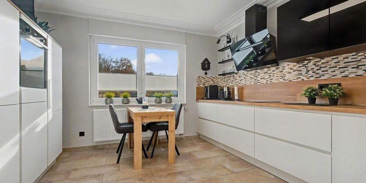 Zweifamilienhaus, EG: ca. 90 qm, OG, DG: ca. 130 qm, in top Zustand! 8 zimmer