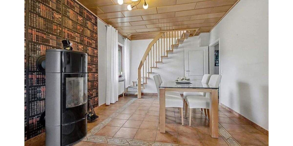 Zweifamilienhaus, EG: ca. 90 qm, OG, DG: ca. 130 qm, in top Zustand! 8 zimmer