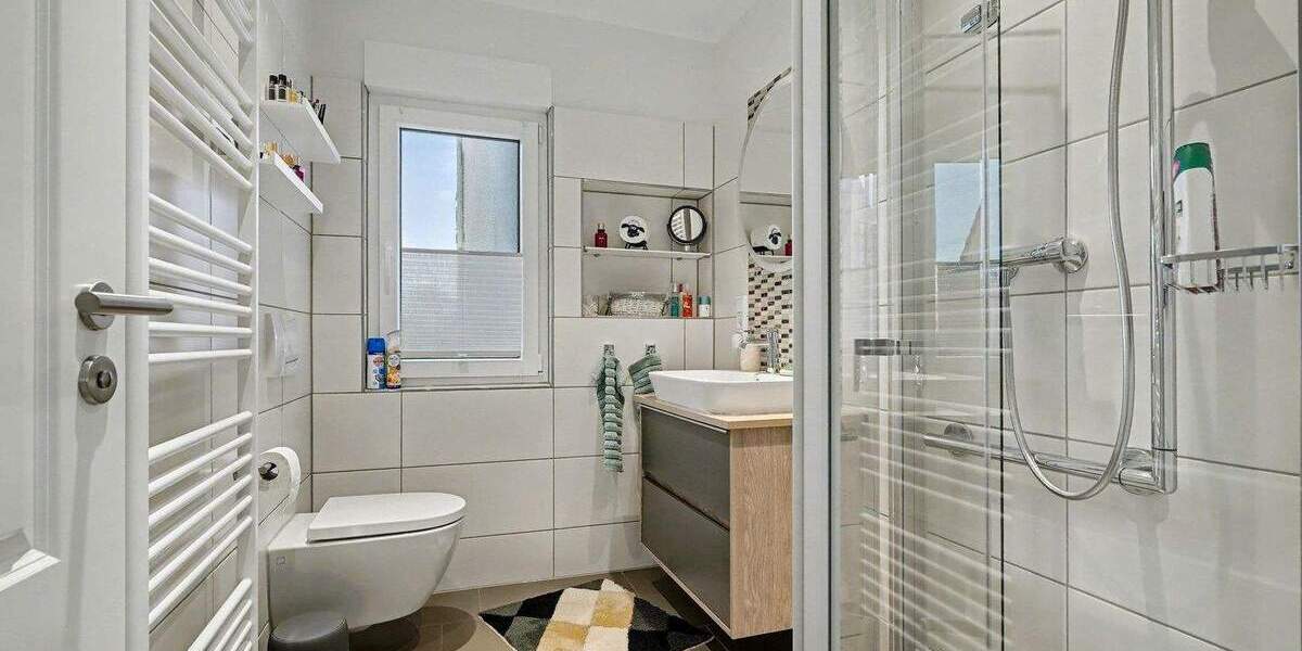 Zweifamilienhaus, EG: ca. 90 qm, OG, DG: ca. 130 qm, in top Zustand! 8 zimmer