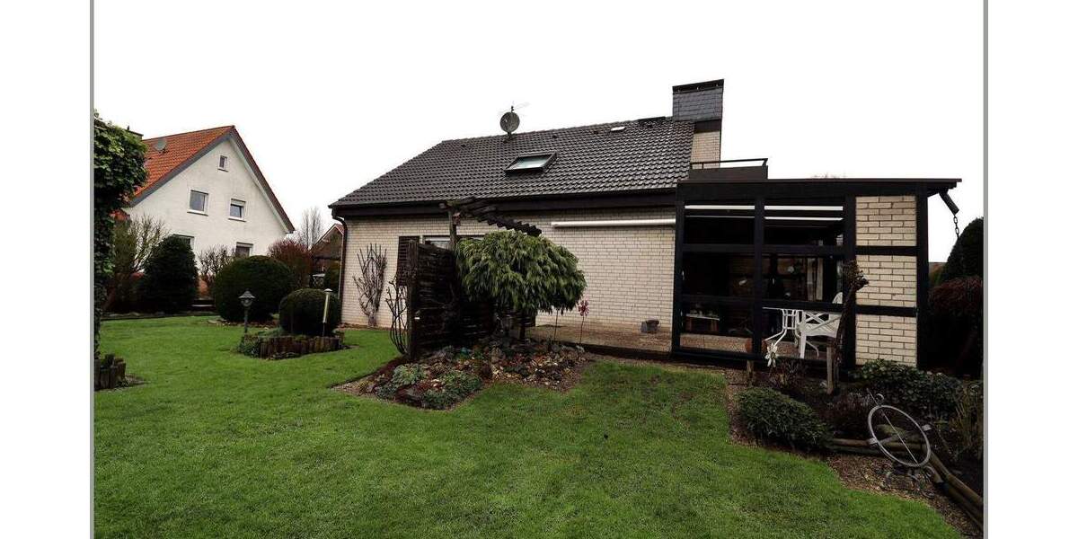 Sehr gepflegtes, unterkellertes Einfamilienhaus mit 3 Garagen 4 zimmer