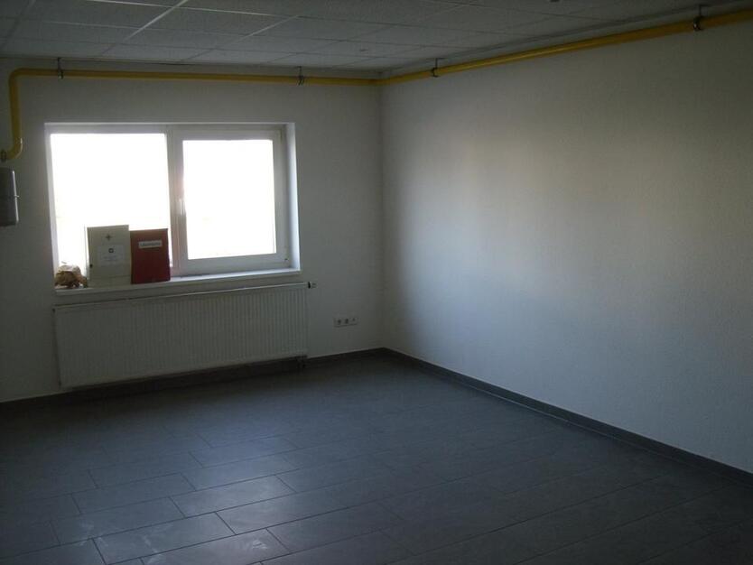 Gewerbehalle mit Deckenkran und Bürotrakt in Werther Westfalen