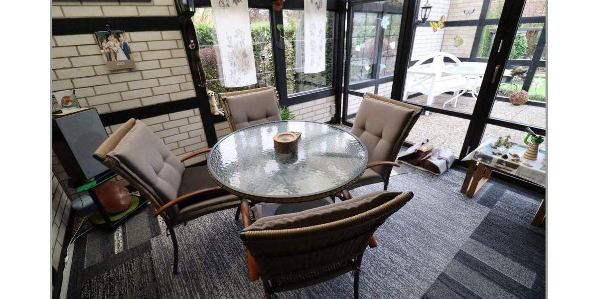 Sehr gepflegtes, unterkellertes Einfamilienhaus mit 3 Garagen 4 zimmer