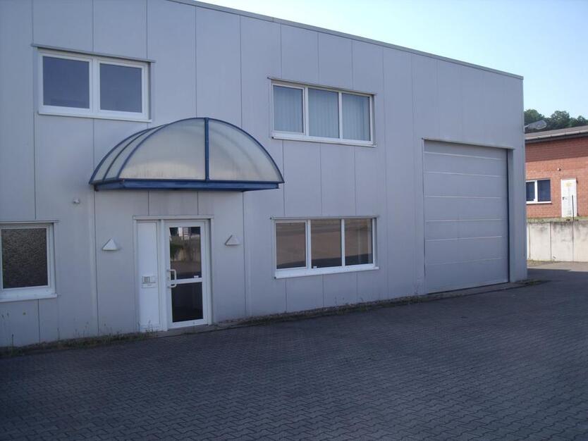 Gewerbehalle mit Deckenkran und Bürotrakt in Werther Westfalen