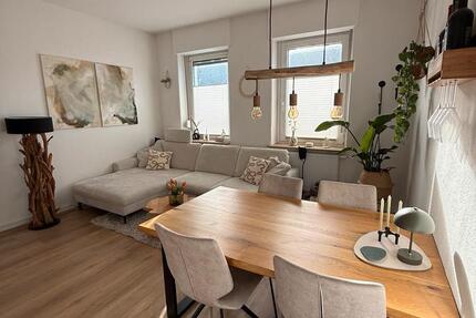 Helle, renovierte 2-Zimmer-Altbauwohnung mit Balkon & Einbauküche zimmer