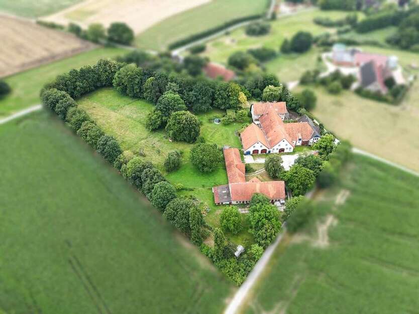 Haus zum Kaufen in Borgholzhausen 1.350.000 € 860.67 m² 25 zimmer