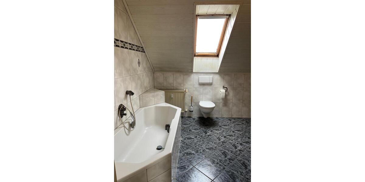 Dachgeschoßwohnung Georgsmarienhütte - 3 Zimmer, 140 m&sup2;, 900&euro; | Angebot:26003921