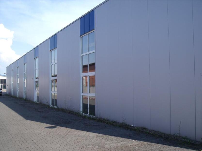 Gewerbehalle mit Deckenkran und Bürotrakt in Werther Westfalen