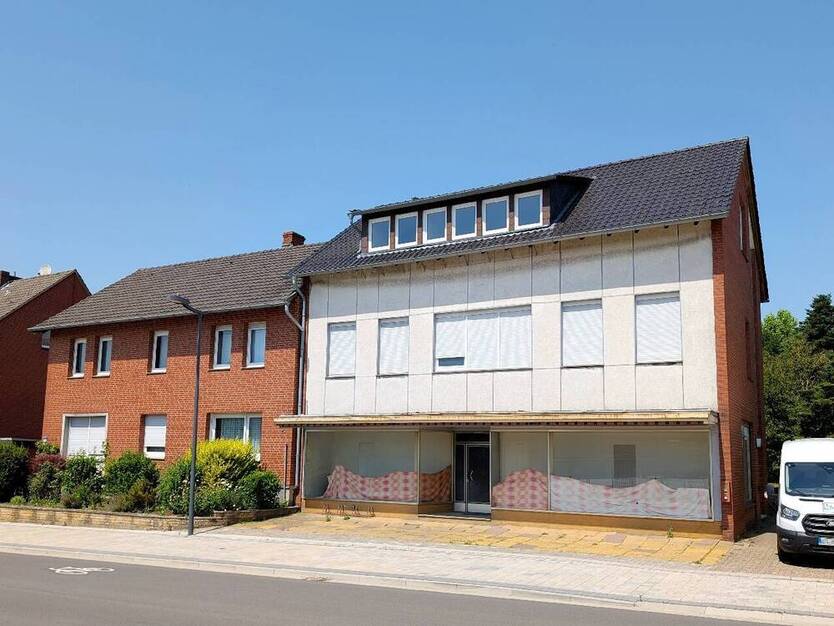 Kernsanierung oder Abriss: 2 Häuser auf großem Grundstück