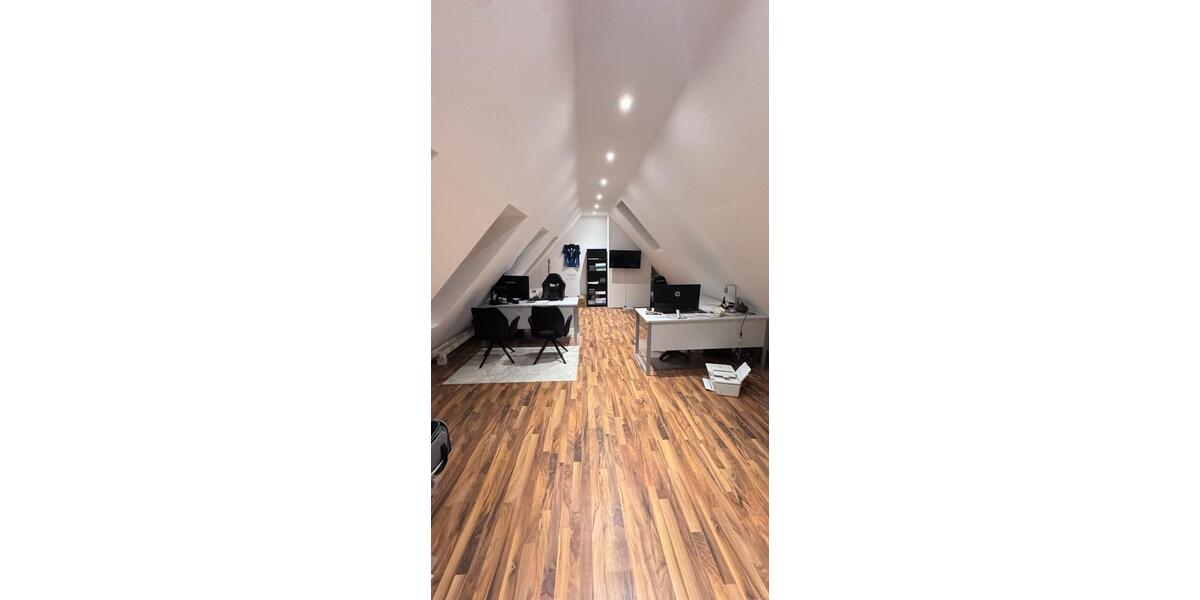 Helles Büro im Obergeschoss inkl. Küche und separatem WC zimmer