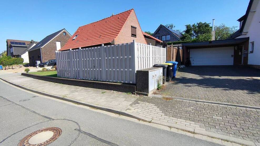 Geräumiges EFH mit ELW, Terrasse, Balkon, kleinem Garten und Garage in ruhiger Lage