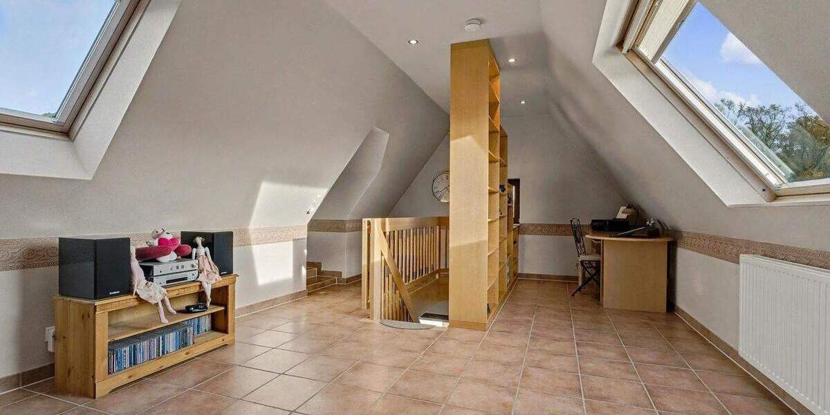 Zweifamilienhaus, EG: ca. 90 qm, OG, DG: ca. 130 qm, in top Zustand! 8 zimmer