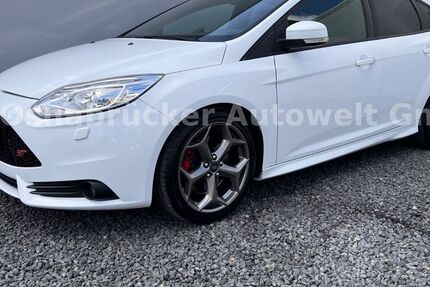 Ford Focus 90.000 km 13.700 &euro; Georgsmarienhütte 49124