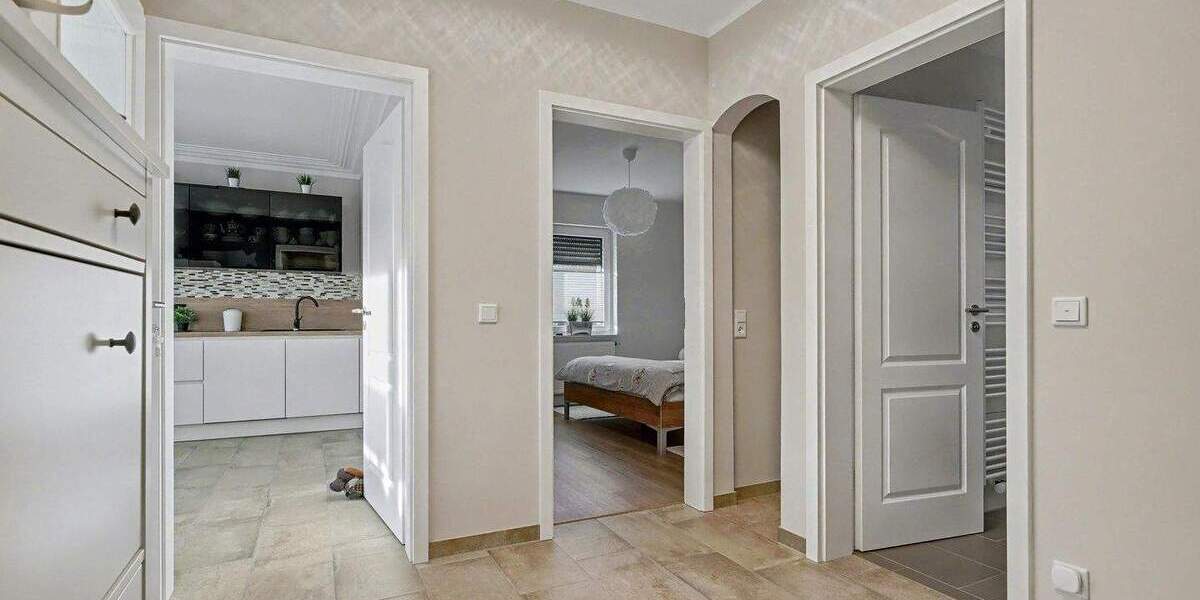 Zweifamilienhaus, EG: ca. 90 qm, OG, DG: ca. 130 qm, in top Zustand! 8 zimmer