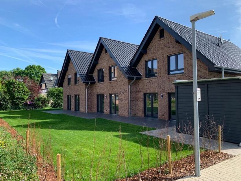 Neuwertiges attraktives Reihenmittelhaus mit 4 Zimmern, 2 Stellplätzen, Terrasse und Garten in zentraler Lage