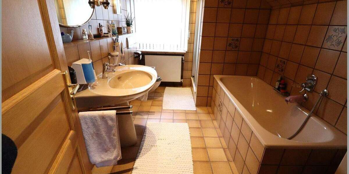 Sehr gepflegtes, unterkellertes Einfamilienhaus mit 3 Garagen 4 zimmer