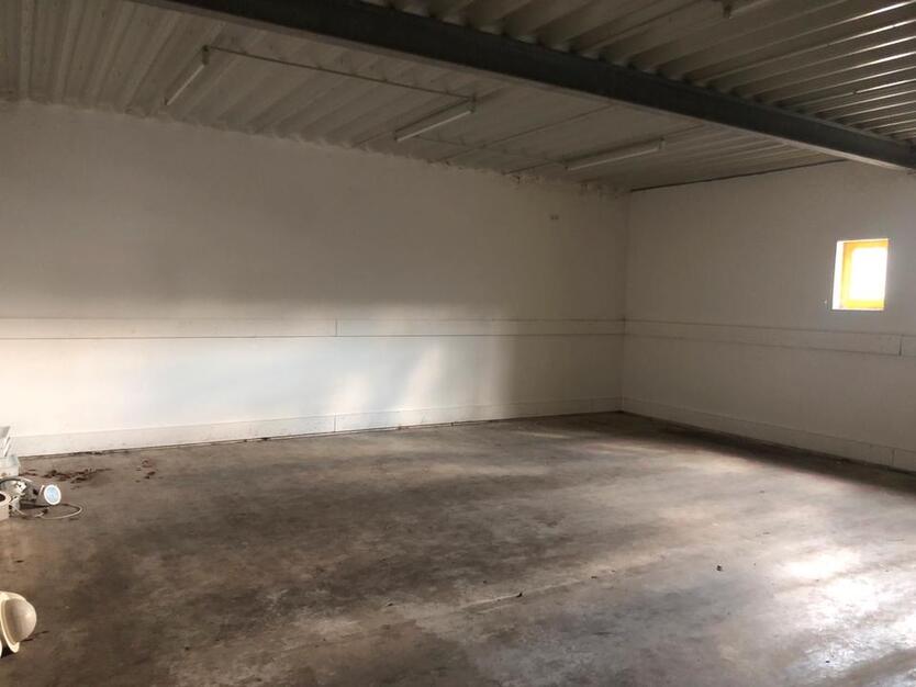 Gewerbehalle mit Werkstatt, kleinem Büro Teeküche Wc