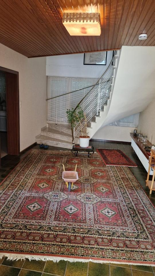 großes Einfamilienhaus mit Garten zu vermieten