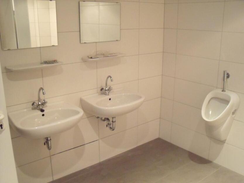 Gewerbehalle mit Deckenkran und Bürotrakt in Werther Westfalen