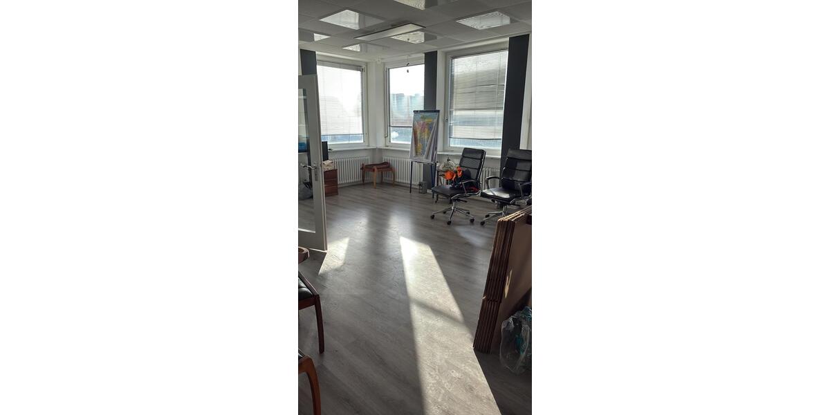 Büro (modernisiert)zu vermieten mit ca 90m2 plus WC zimmer